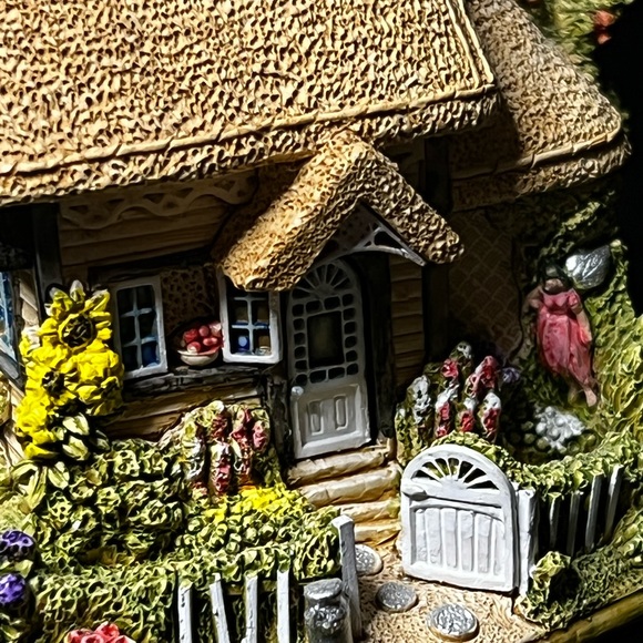 Lilliput Lane | The Tooth Fairy | England Collection - Picture 13 of 16